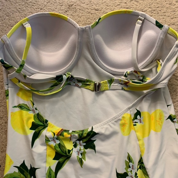 One piece lemon tree bathing suit 🍋🍋 - Picture 4 of 7